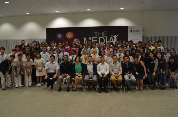 MEDIA ENTHUSIASTS:  Student participants from 15 secondary schools across Singapore posing for a closing photo with industry judges, TMC organisers and student leaders from Republic Polytechnic as The Media Challenge came to an end. (Photo: Muhammad Mursyid Bin Hassan) 