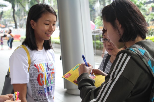 THAT'S THE SPIRIT!:  Ambassador Marisa Lee looks as she gets people to sign up for the programme. (Photo: Deepanraj Ganesan) 