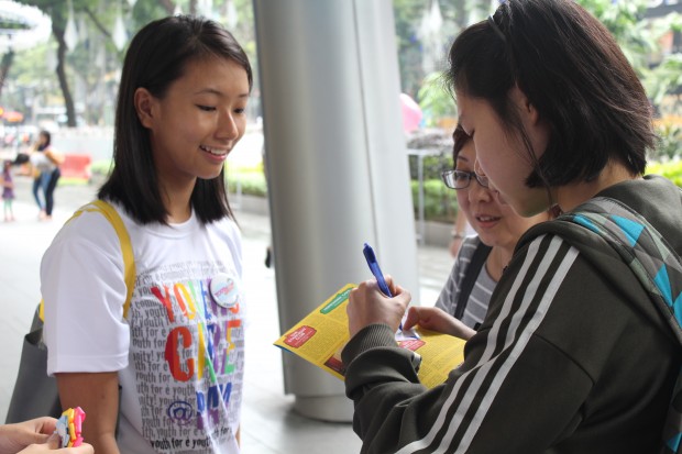 THAT'S THE SPIRIT!: Ambassador Marisa Lee looks as she gets people to sign up for the programme. (Photo: Deepanraj Ganesan)