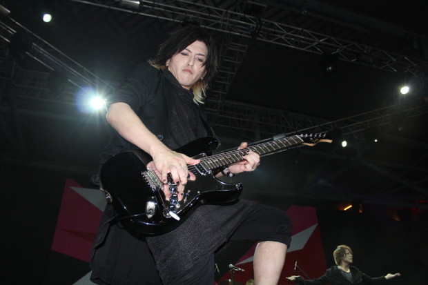 ROCKING THE NIGHT IN STYLE: Rhythm Guitarist Tora demonstrating certain techniques which got the crowd amazed. (Photo: Dzulfikaar bin Sutandar)