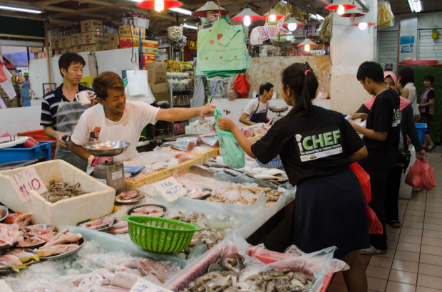 FISHY BUSINESS: A contestant purchases fresh seafood from North Plaza’s wet market. (Photo: Marcus Benedict Tan