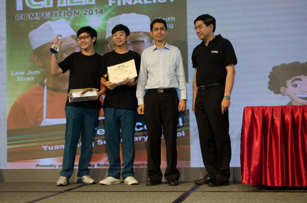 CEREAL CHEFS: Team Cereal from Yuan Ching Secondary School emerge victorious and are crowned iChef 2014 Champion. Their prize was presented by Principal and CEO Yeo Li Pheow (R) and Parliamentary Secretary,  Ministry of Health and Ministry of Transport, Associate Professor Muhammad Faishal Ibrahim  (Photo: Marcus Benedict Tan)