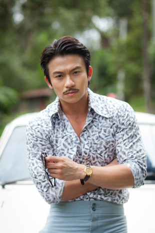 MACHO MAN: Daren Tan’s Mata Mata character, Seng Hock sports a well-kept moustache in the second season. He also easily gets the girls, says the actor. (Photo: MediaCorp Channel 5)