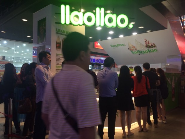 LONG LINE: Customers patiently wait their turn at Llao Llao at 313@Somerset. (Photo: Siti Quraisha bte Ahmad)