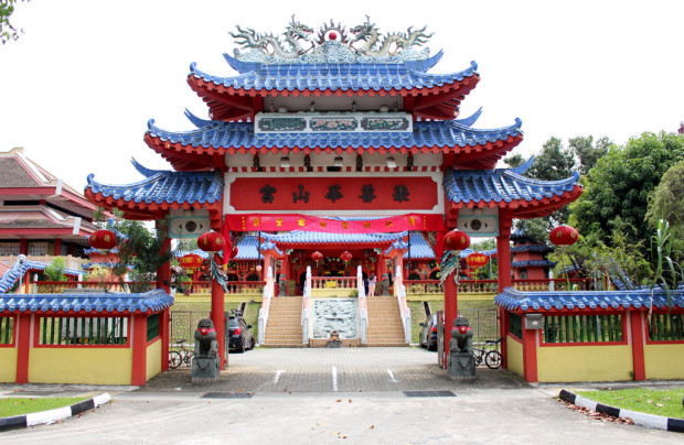 BLUE IS BLISS: Wah Sua Keng Temple was built over 80 years ago to mediate conflicts between the settling Chinese migrants. It still serves as a popular worship destination for Taoists today. (Photo: Emmanuel Phua)