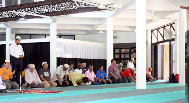 SILENCE IS GOLDEN: An air of silence dawns over the mosque as the afternoon prayers begins. Under the Islamic Law, male muslims are required to pray five times a day which is also known as the ‘Salat’.(Photo: Emmanuel Phua)