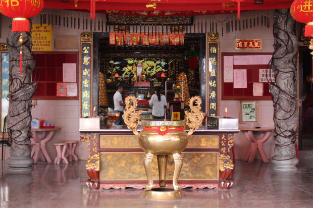 PAYING THEIR RESPECTS: Visitors at Hock Huat Keng Temple light joss sticks to pray to the Taoist God of Wealth, known to the Chinese as Tua Pek Kong. The God of Wealth is among the most worshipped deities in Singapore and is also said to be the guardian of chinese migrants. (Photo: Emmanuel Phua)