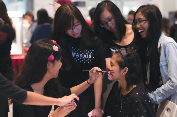 CAT ME UP!: Students queue up at the face painting booth at Meowcon to get themselves look kittish.  (photo: photo ig) 