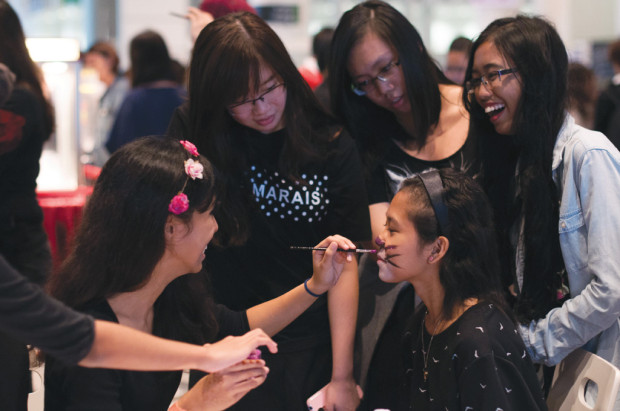 CAT ME UP!: Students queue up at the face painting booth at Meowcon to get themselves look kittish. (photo: photo ig)