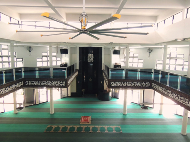 PRAYER TIME: Every Sunday at Masjid Darul Makmur mosque the Motif (a Muslim teacher) will give classes and about 500 people would be present. The mosque can hold a maximum of 3000 people in total. (PHOTO BY: Maurice Lim)