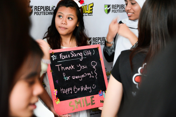 SHOWING GRATITUDE: Students wrote a note of appreciation as they pose for a shot at the photo booth. (PHOTO BY: Azmi Athni)