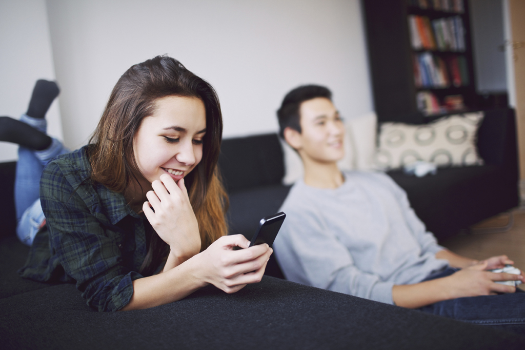 GLUED TO THE WEB: Many youths spend most of their time on their smartphones or playing online games. (Photo: istock)