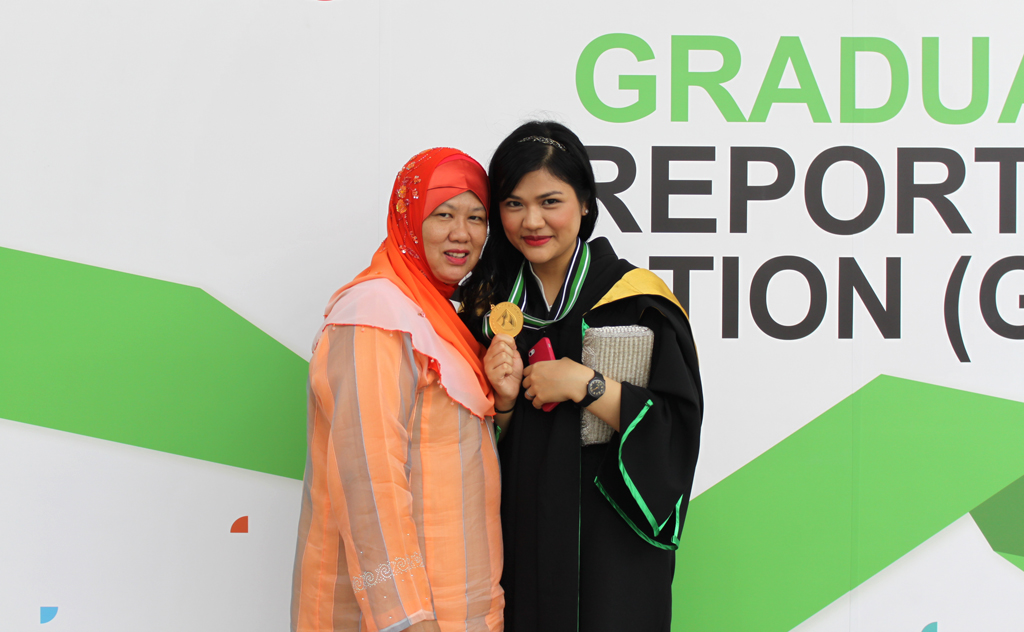 ALL SMILES: Celebrating her graduation, Mdm Rasidah (Left) is Mutmaina’s source of inspiration. (Photo: Charmaine Aw)