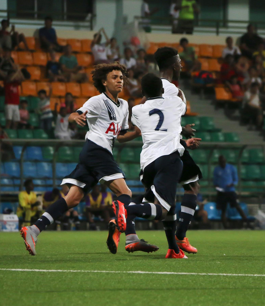 FIRST BLOOD : Rodel Richards (centre) of Tottenham netted the first goal in the final against Liverpool early on the first half inside 10 minutes. (Photo: Hasif Hasny)