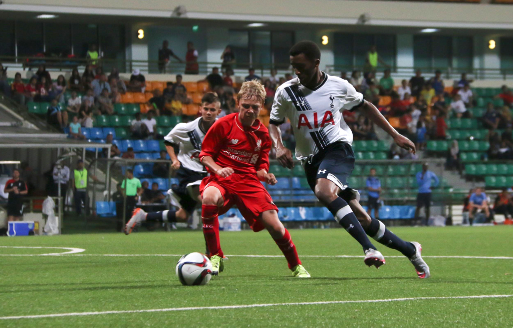 SWIFT AND DEADLY : Both sides were tirelessly running up and down the flanks throughout the match, and it was test of speed and strength. (Photo: Hasif Hasny)
