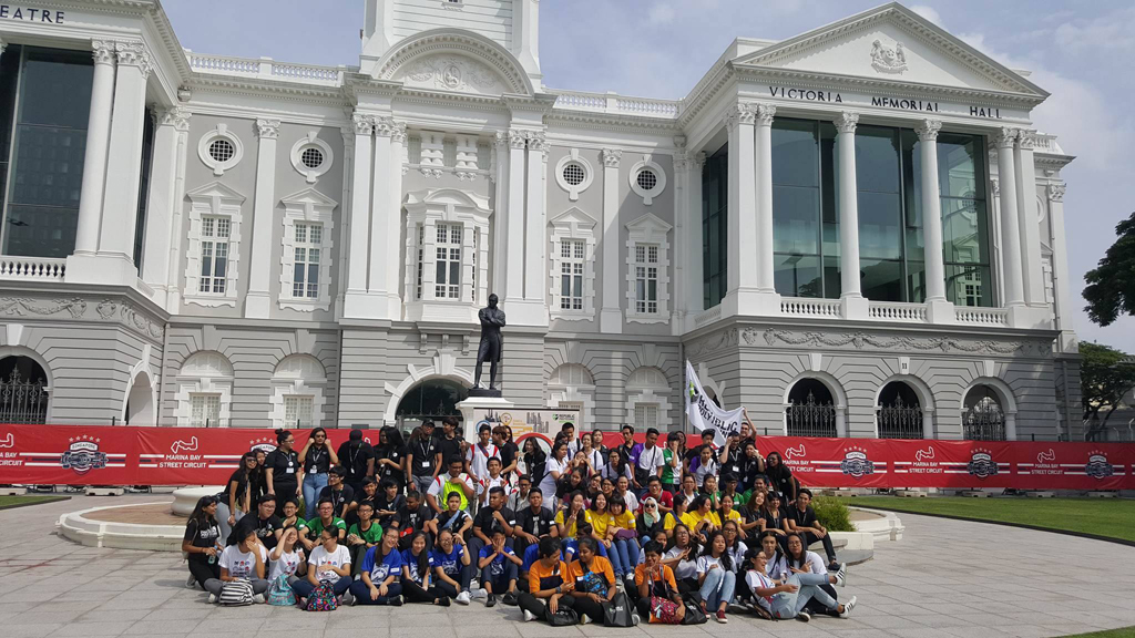 CAPTURING MEMORIES: Before the race starts, the participants gather to take a group photo before going separate ways to solve the quiz. Over 60 students were involved in this year’s Hospitality Race. (Photo: Yeow Chin Chin)