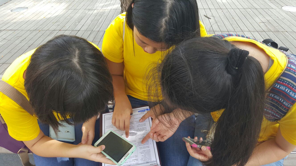 HARD AT WORK: Participants of the race had to work together to solve questions related to the hospitality and tourism industries before they were allowed to move on to the next pit stop. (Photo by: Nur Aishaidatina Yanti)