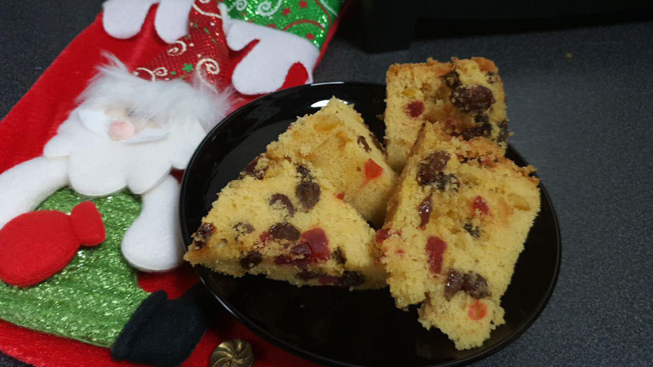 Candied fruits, nuts, spices, and even rum or orange liqueur if you are up for a boozy treat, are what makes a mouthwatering fruitcake. This heavily fruit-laden Christmas delight has its roots from ancient Rome, starting off from a simple cake made out of barley mash mixed with pomegranate seeds, pine nuts, and raisins, and has now made its way to becoming one of the more popular cake choices for a wedding and as a staple Christmas dessert.