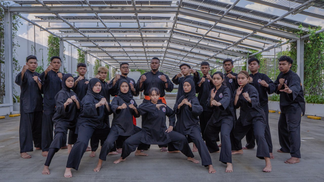 Nurin (middle) posing with fellow RP Selatra IG members