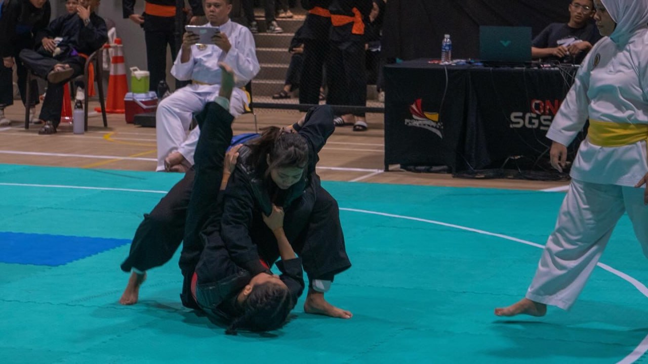 Nurin winning against her opponent during the 20th Tertiary Pencak Silat Championship 2023.
